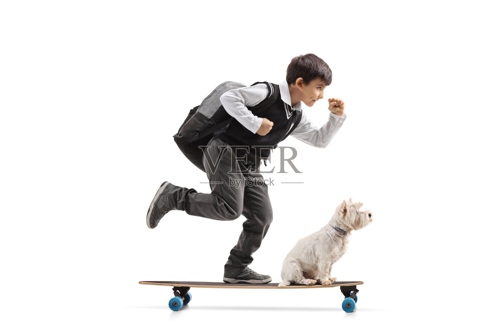 一个男生和他的宠物狗骑在长板上的全身侧面照照片摄影图片
