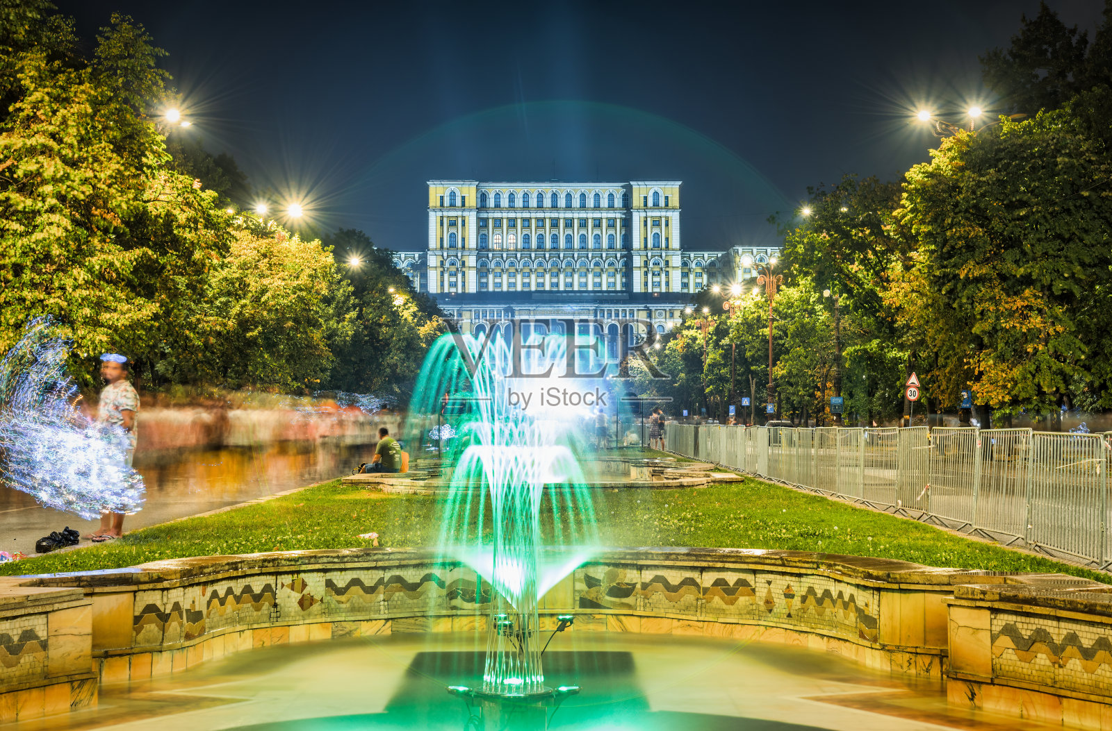 在罗马尼亚首都布加勒斯特市中心的联合广场(Piata Unirii)公园跳舞的喷泉照片摄影图片