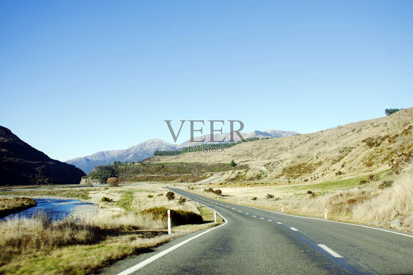 冬季新西兰坎特伯雷地区7号南高速公路上的道路照片摄影图片