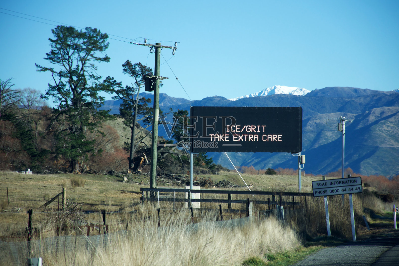 新西兰坎特伯雷地区结冰情况的道路标志照片摄影图片