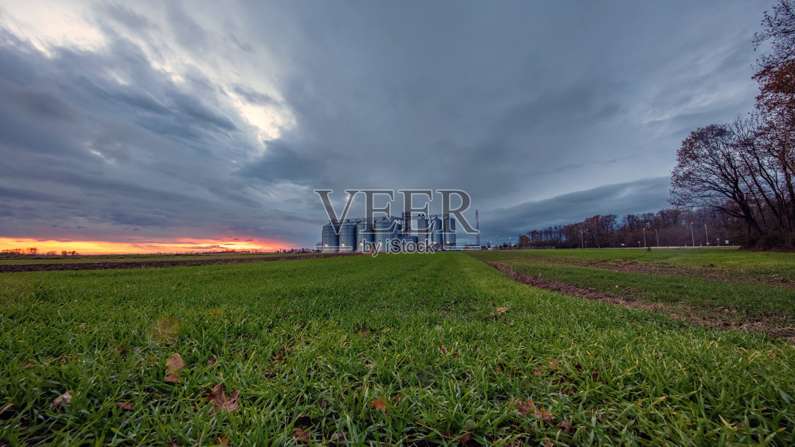 夕阳照耀乡村小麦仓照片摄影图片