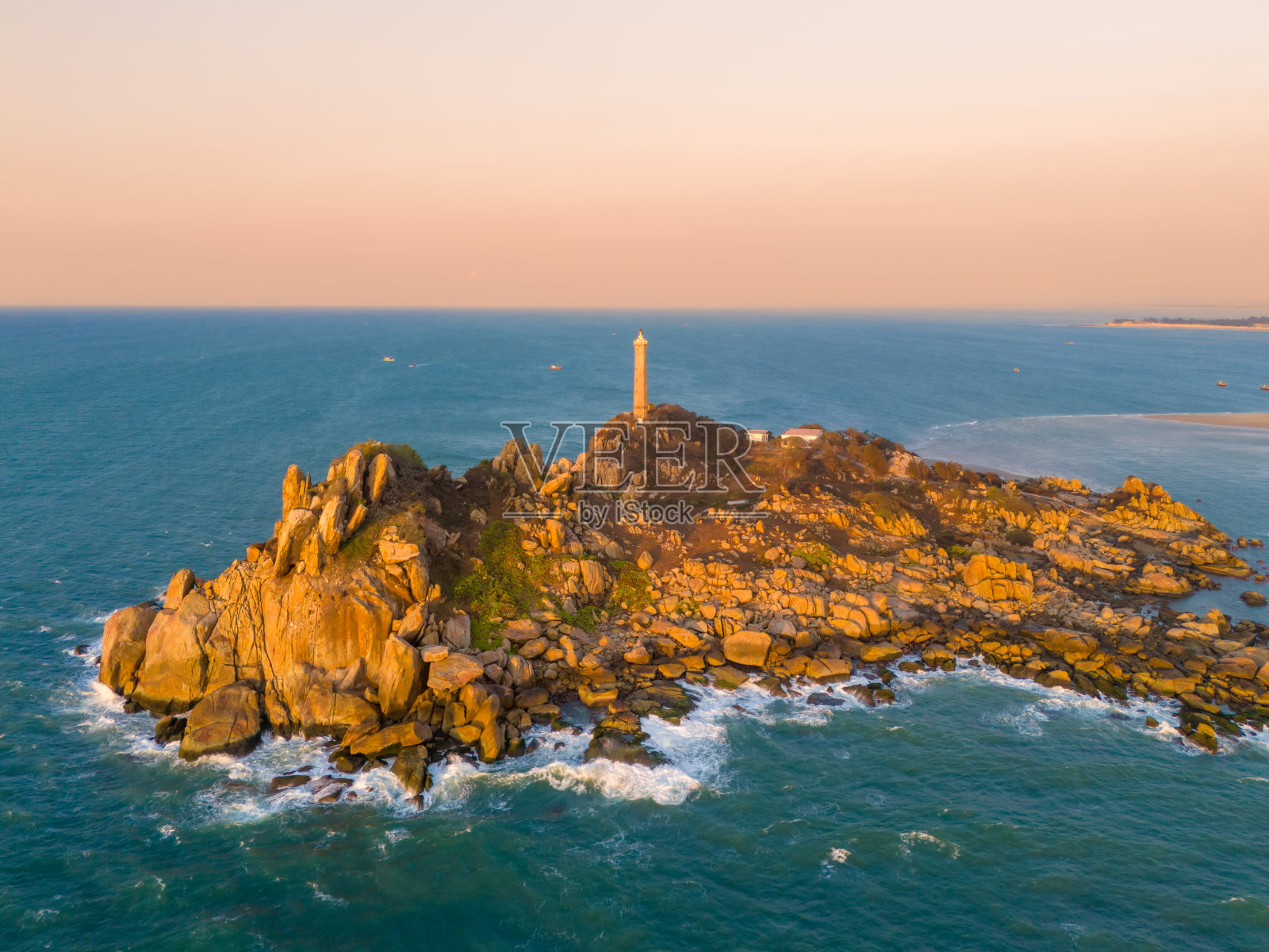 鸟瞰图:越南平顺Phan Thiet Mui Ne的Ke Ga海滩。珂嘉角或灯塔是游客最喜欢的目的地。照片摄影图片