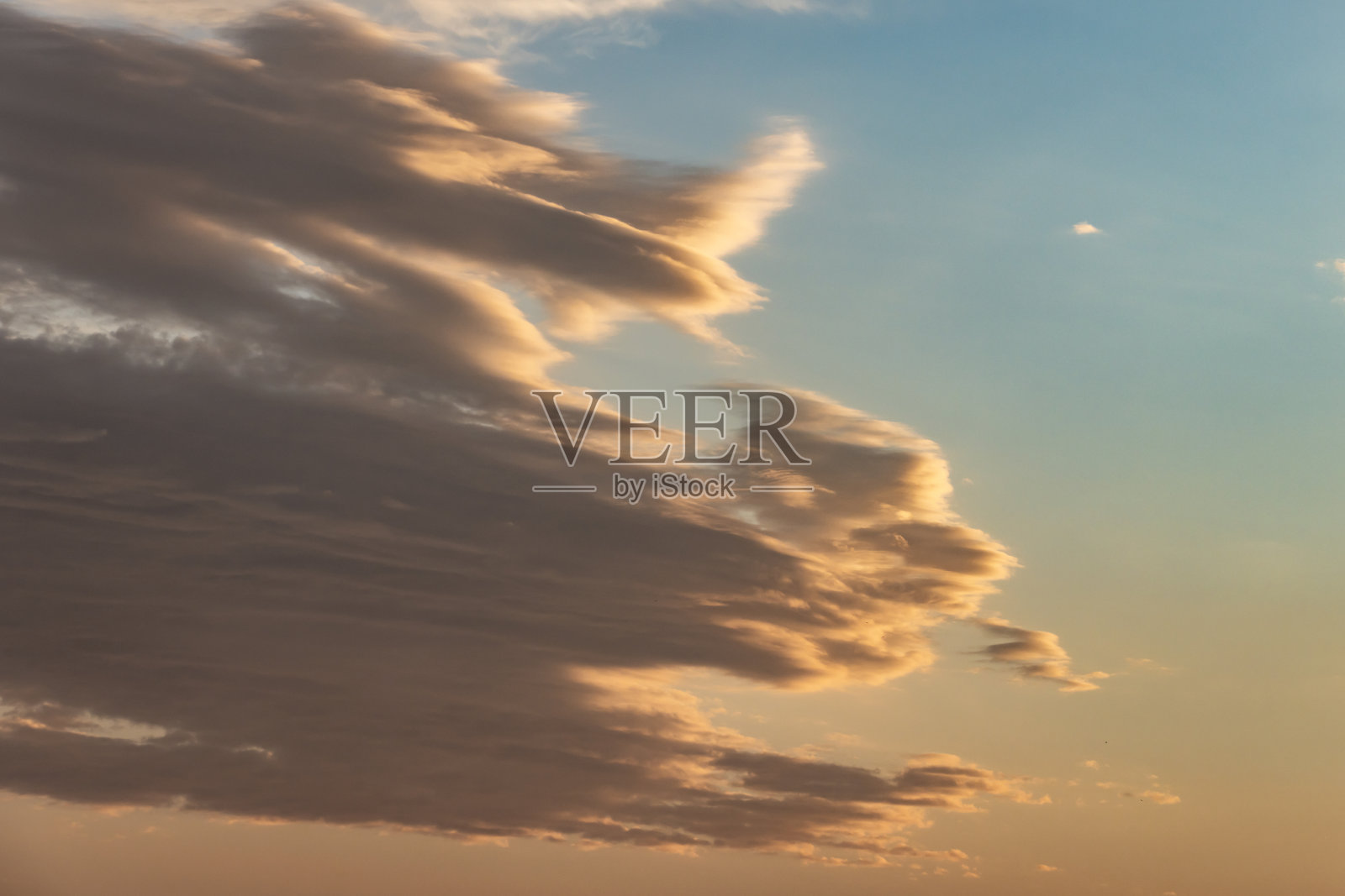 美丽的蓝天上的晚霞。照片摄影图片