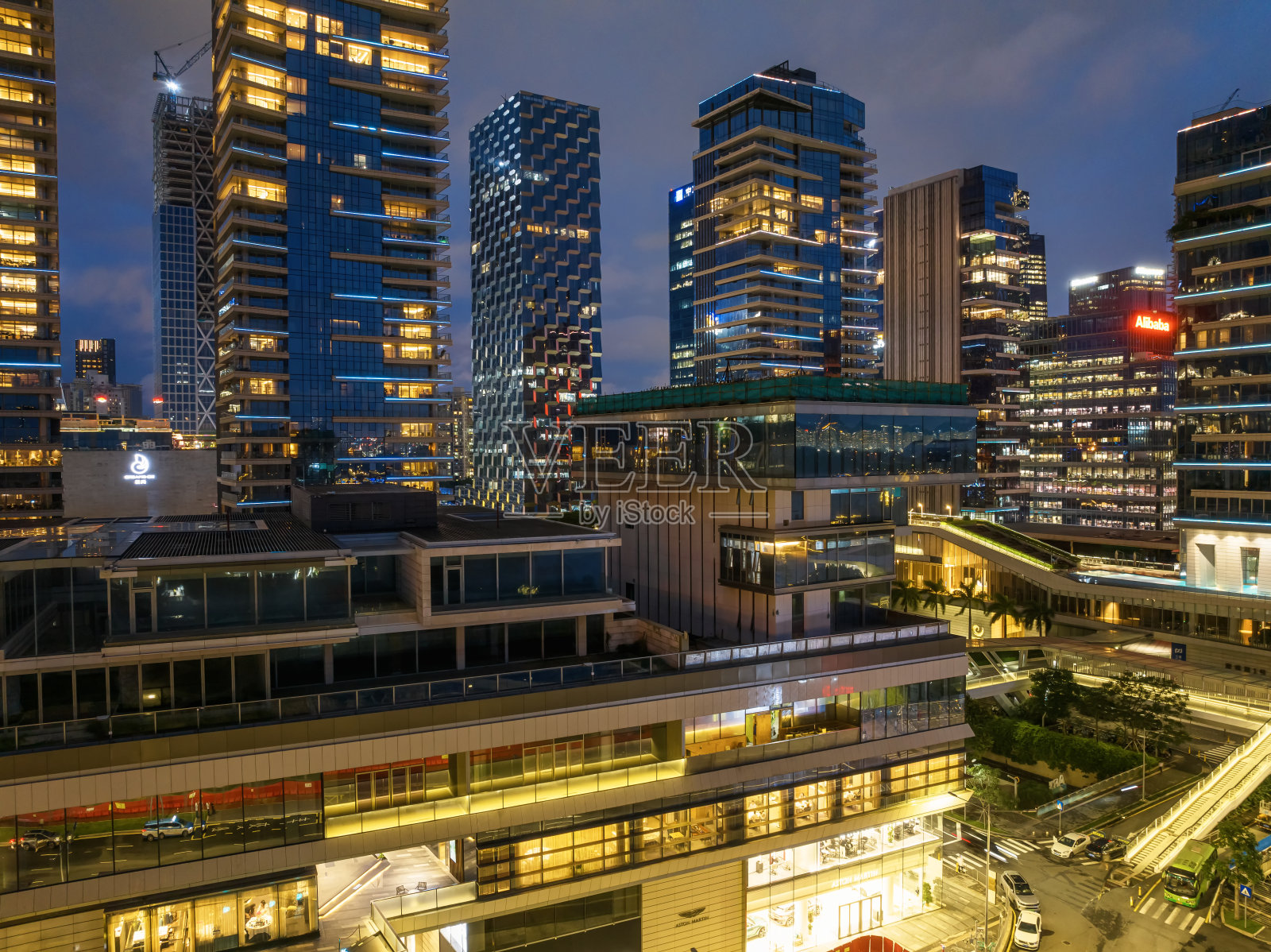 航拍的全景天际线在夜间深圳中国照片摄影图片