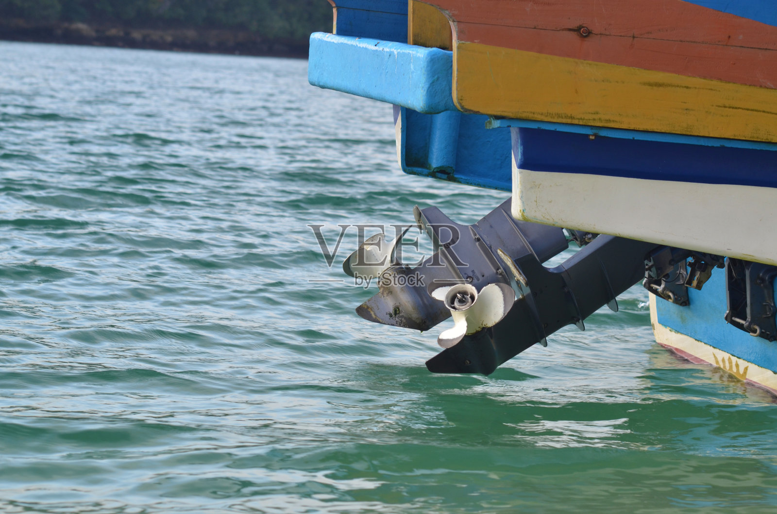 船在水上的螺旋桨照片摄影图片