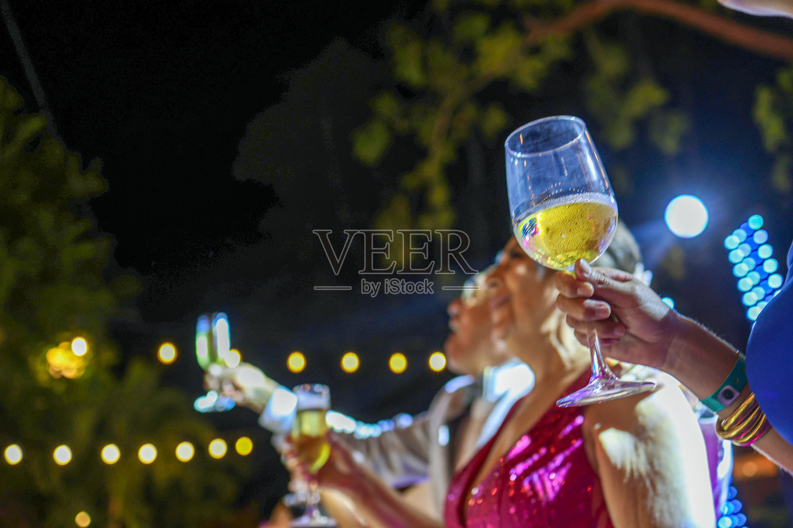 幸福的夫妇在享受聚会照片摄影图片