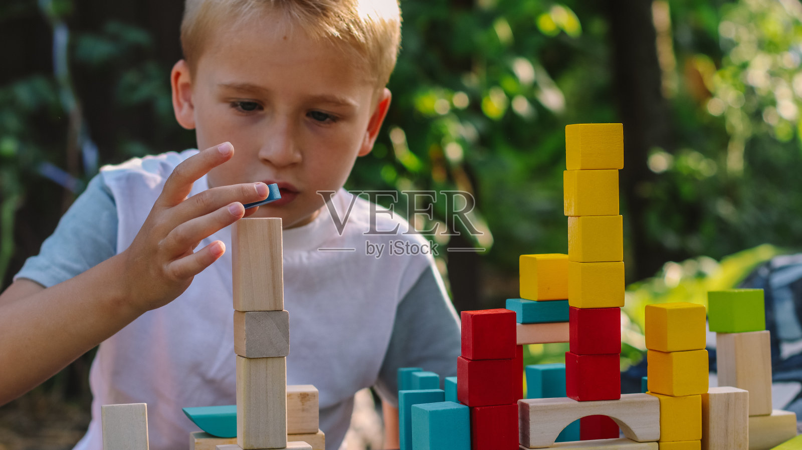 玩积木的男孩照片摄影图片
