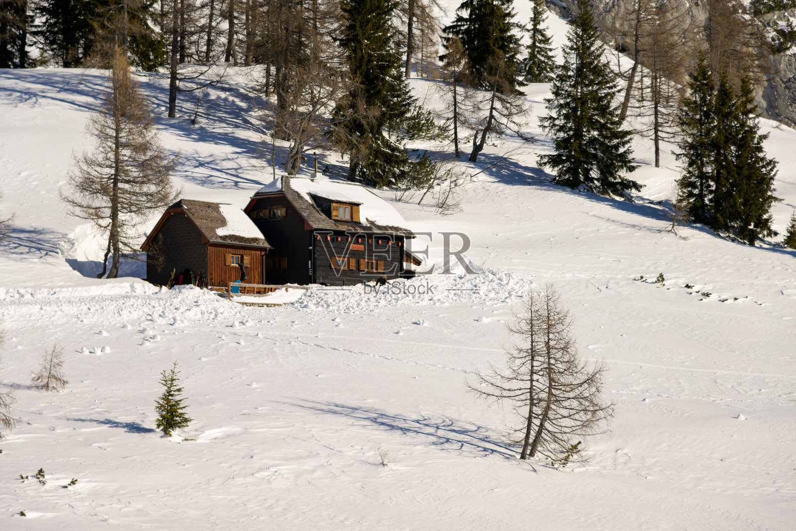 雪中的传统奥地利房屋照片摄影图片
