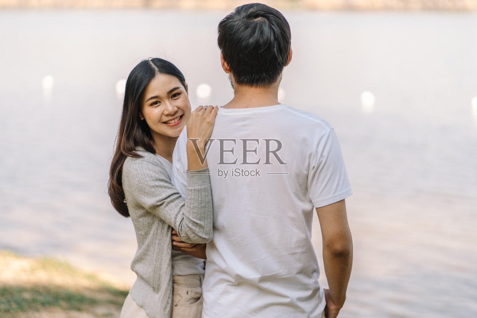 可爱的happyÂ亚洲夫妇的肖像，男人和女人一起在公园放松。照片摄影图片