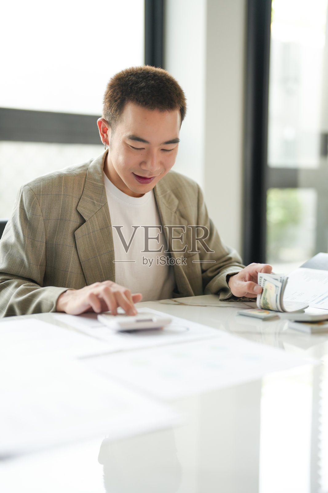 自信的亚洲商人审计员或国内税收服务人员检查年度财务报表公司审计Â会计税照片摄影图片