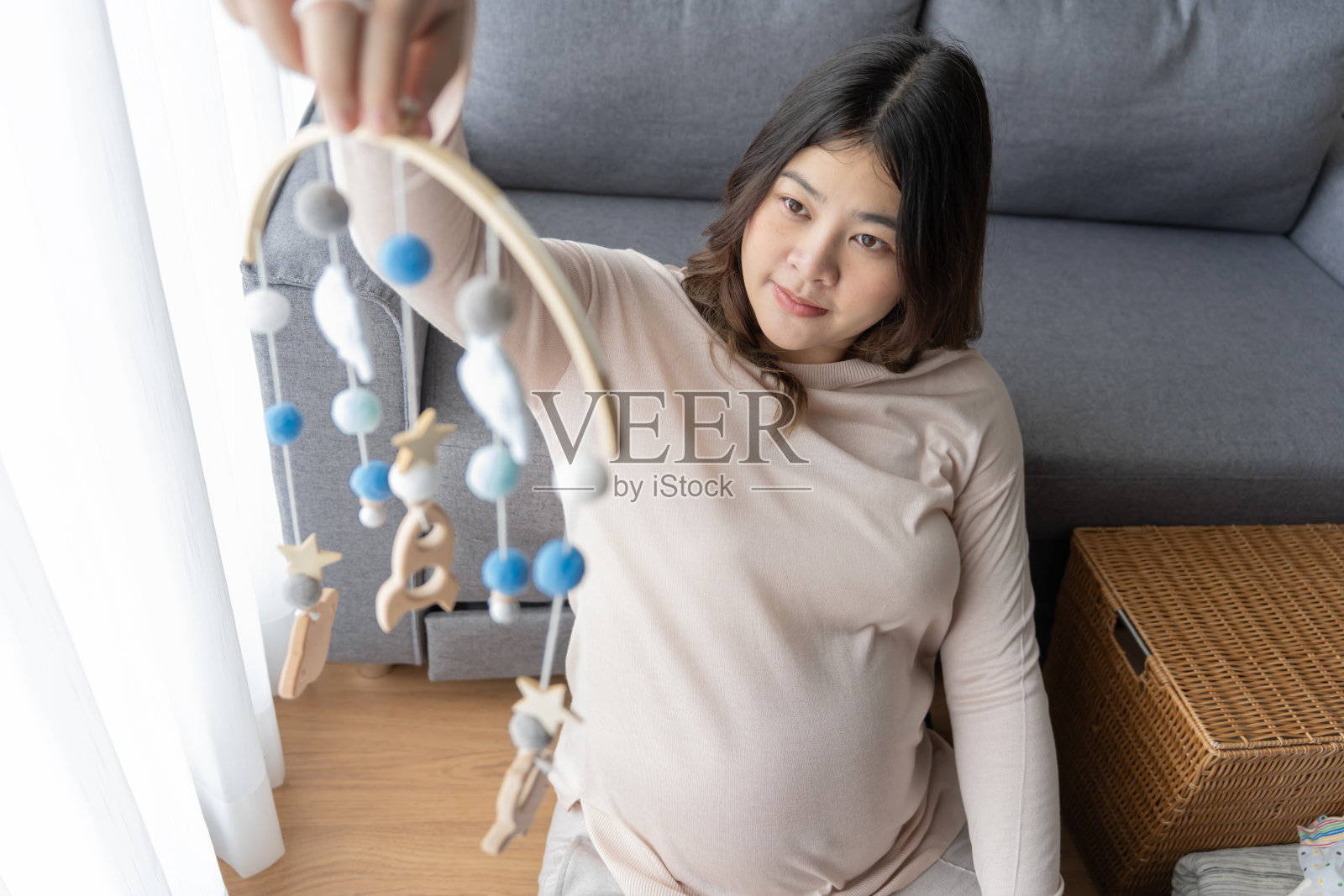 怀孕的亚洲妇女准备去妇产医院准备和计划新的婴儿服装babyÂ怀孕包装在家里的妇产医院照片摄影图片
