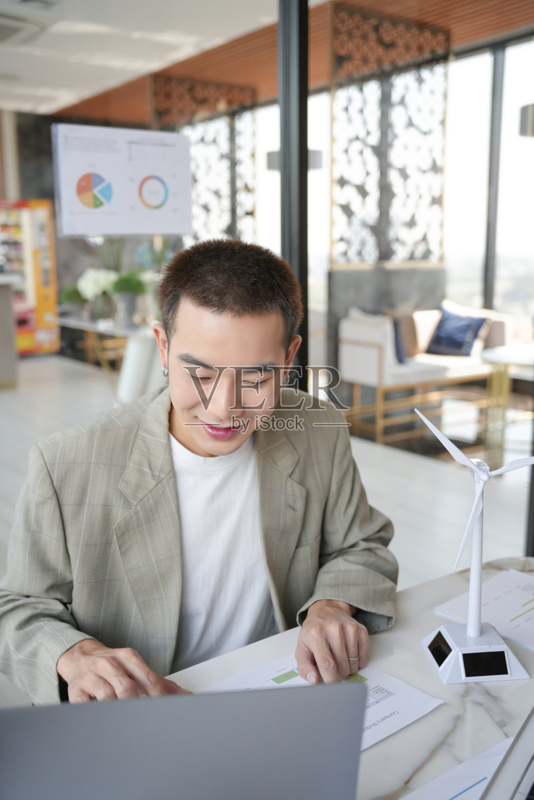 太阳能电池板绿色能源商人工作绿色环保办公室商业创意规划商业生物经济环保专业工程师可持续电力照片摄影图片