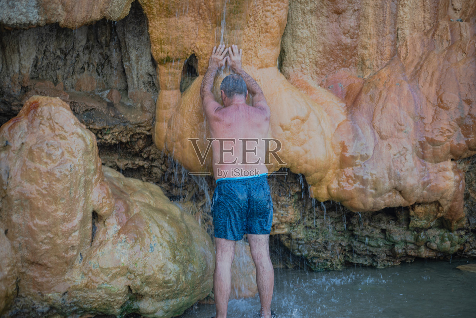 Spa，一个人在温泉中洗澡照片摄影图片