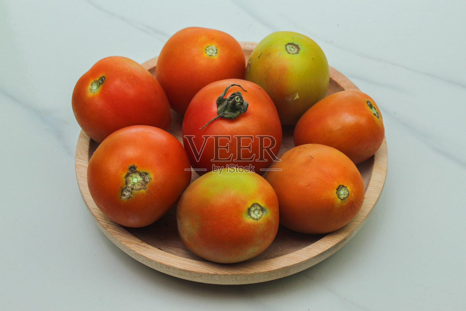 几个西红柿在一个容器里照片摄影图片