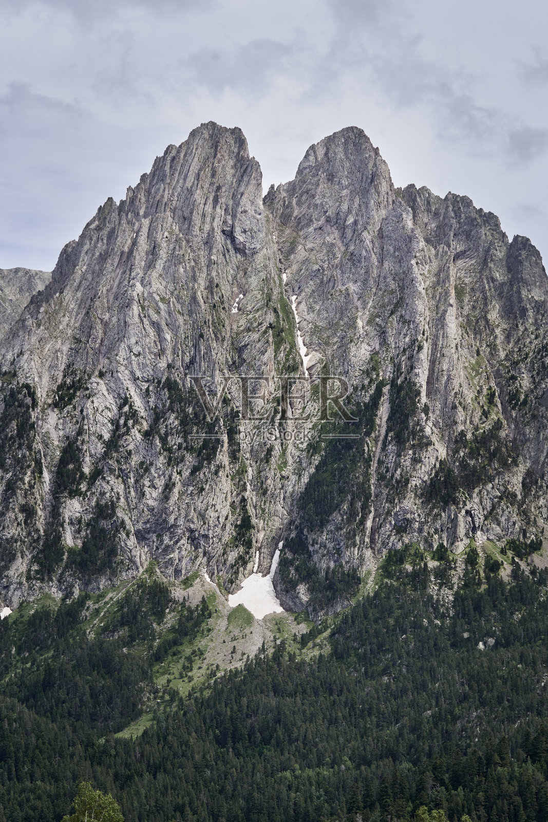 老年人在西班牙比利牛斯山脉的高山中徒步旅行照片摄影图片