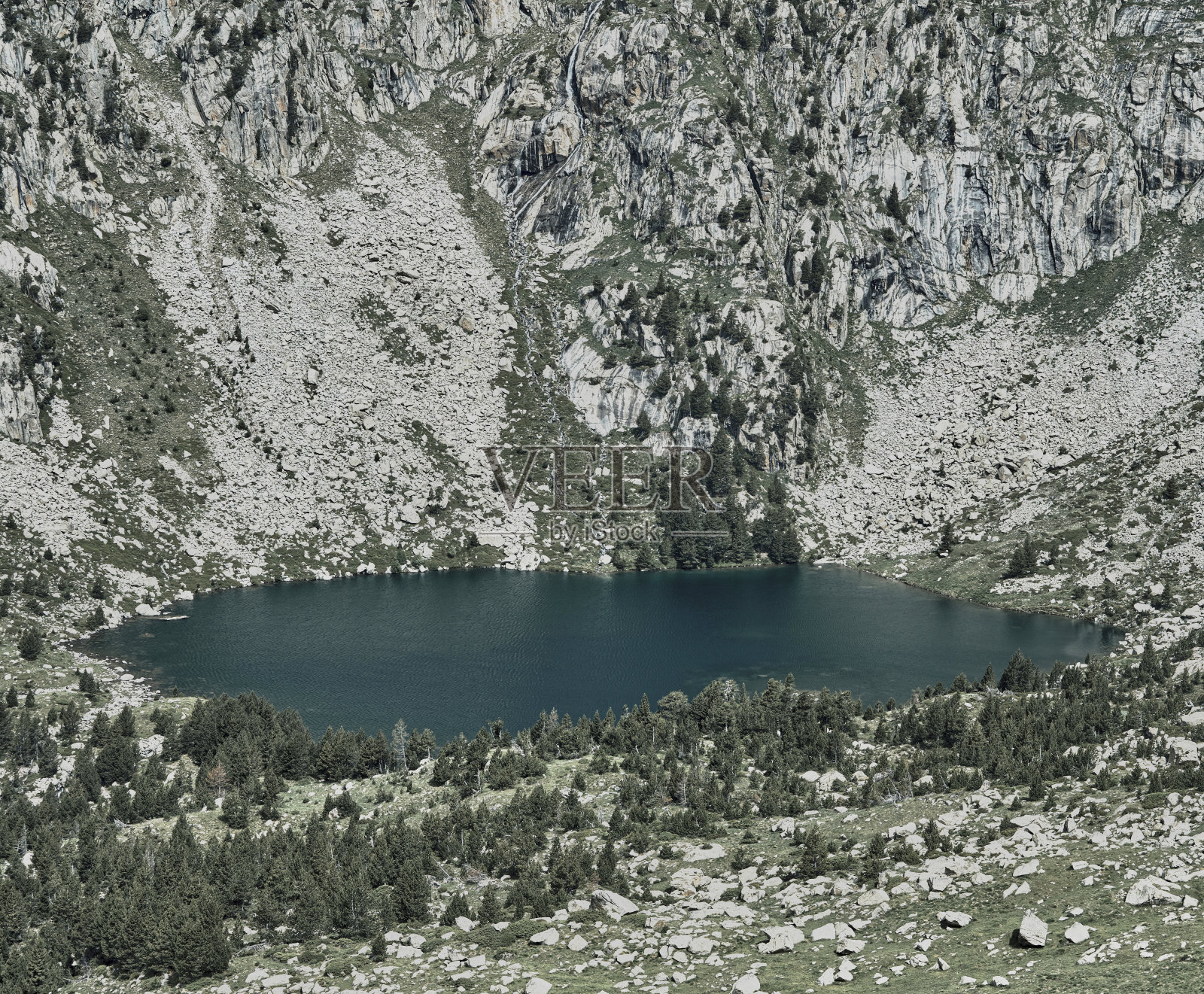 老年人在西班牙比利牛斯山脉的高山中徒步旅行照片摄影图片