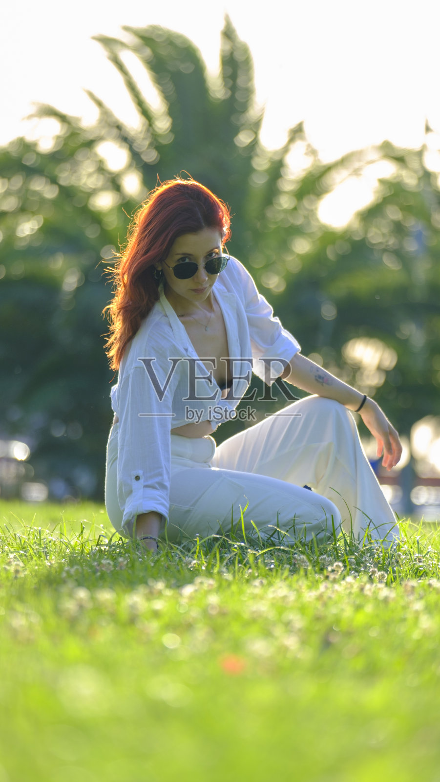 一个年轻的红发女人在公园里度过的愉快时光照片摄影图片
