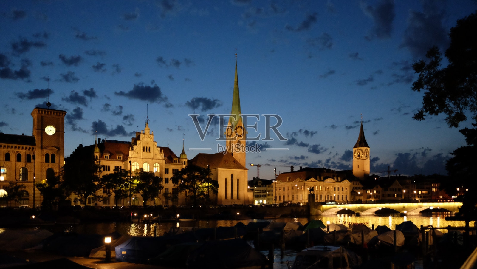 一个古老的欧洲小镇的海滨景观照片摄影图片