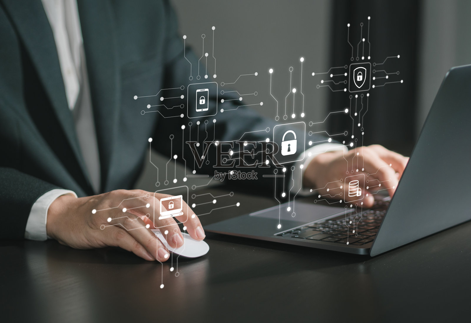 用户使用的笔记本电脑具有安全、隐私和数据加密系统，安全的互联网网络安全软件技术照片摄影图片