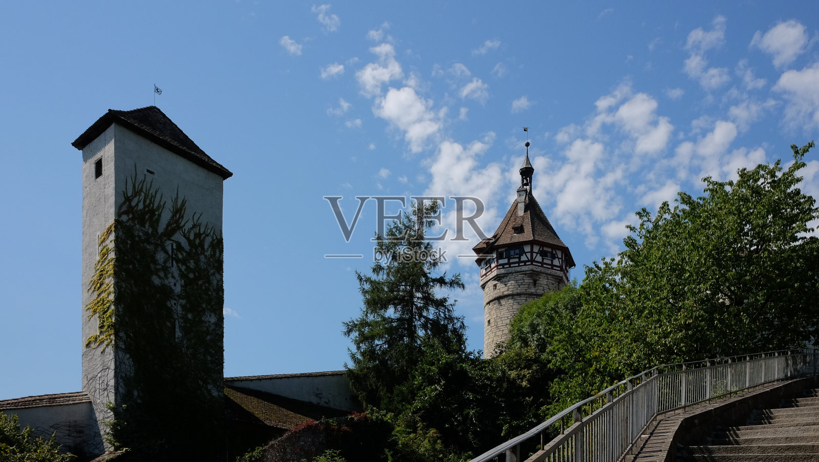 欧洲一座古老建筑的历史塔楼照片摄影图片