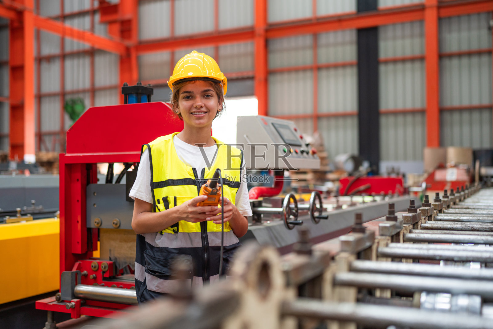 女性自动化工程师站在现代工业的肖像。照片摄影图片