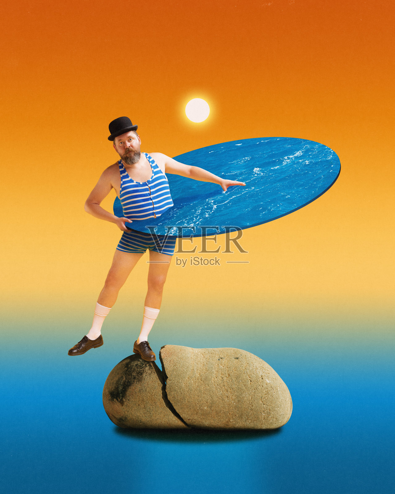 身穿条纹泳衣、头戴帽子的男子站在有裂缝的岩石上，手捧着圆形的水面，背景是充满活力的日落。当代艺术拼贴。照片摄影图片