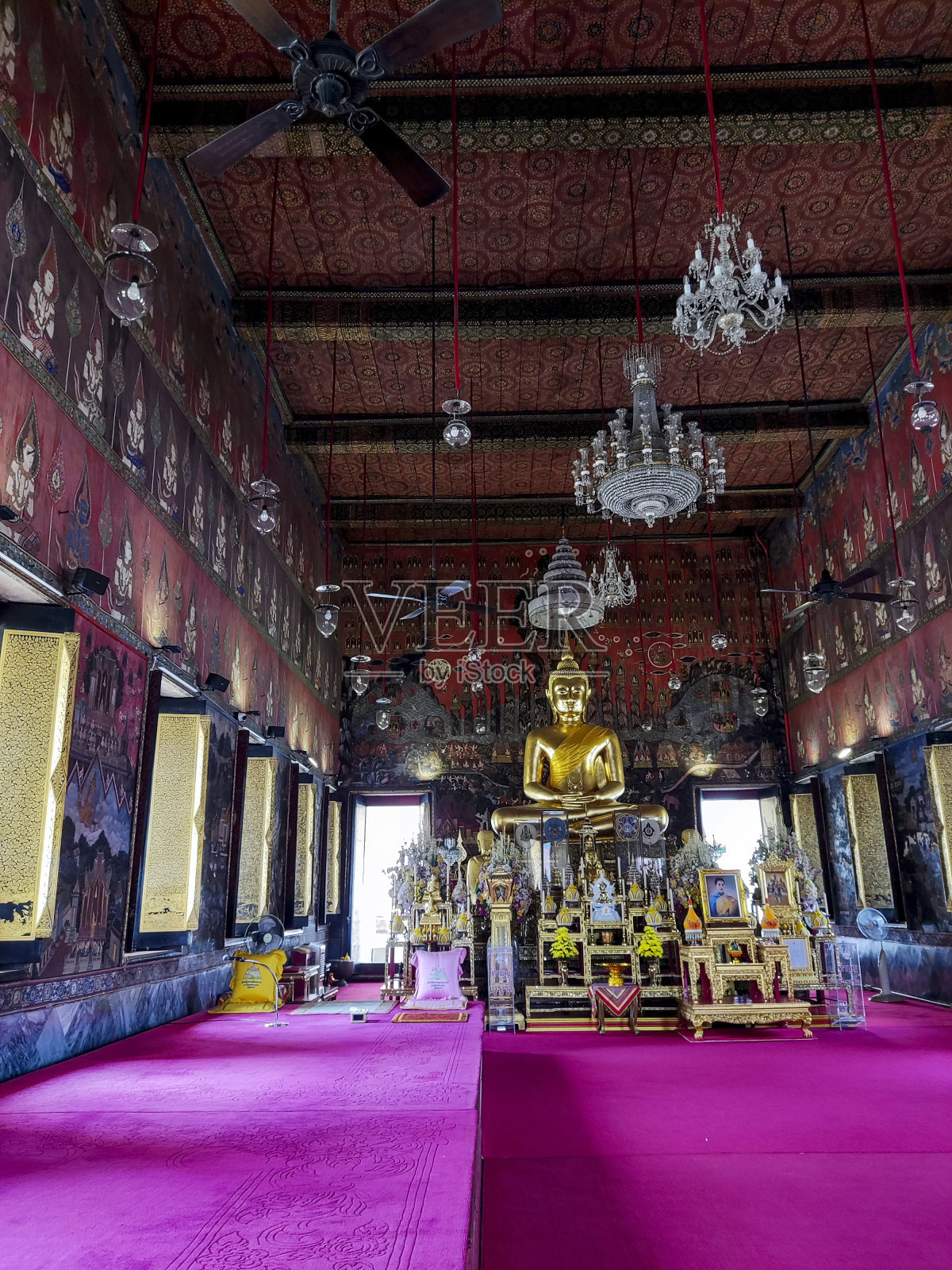 释迦牟尼寺的金佛雕像照片摄影图片