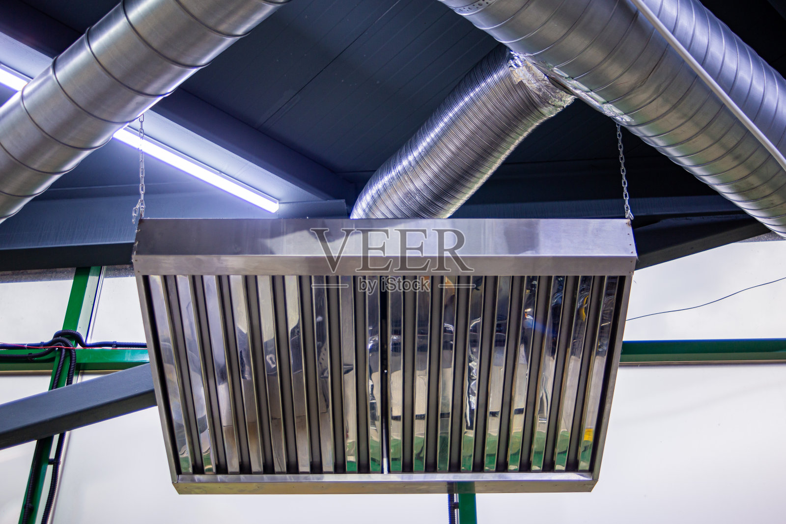 不锈钢排油罩带隔油阀特写在大型工业厨房生产的半成品照片摄影图片