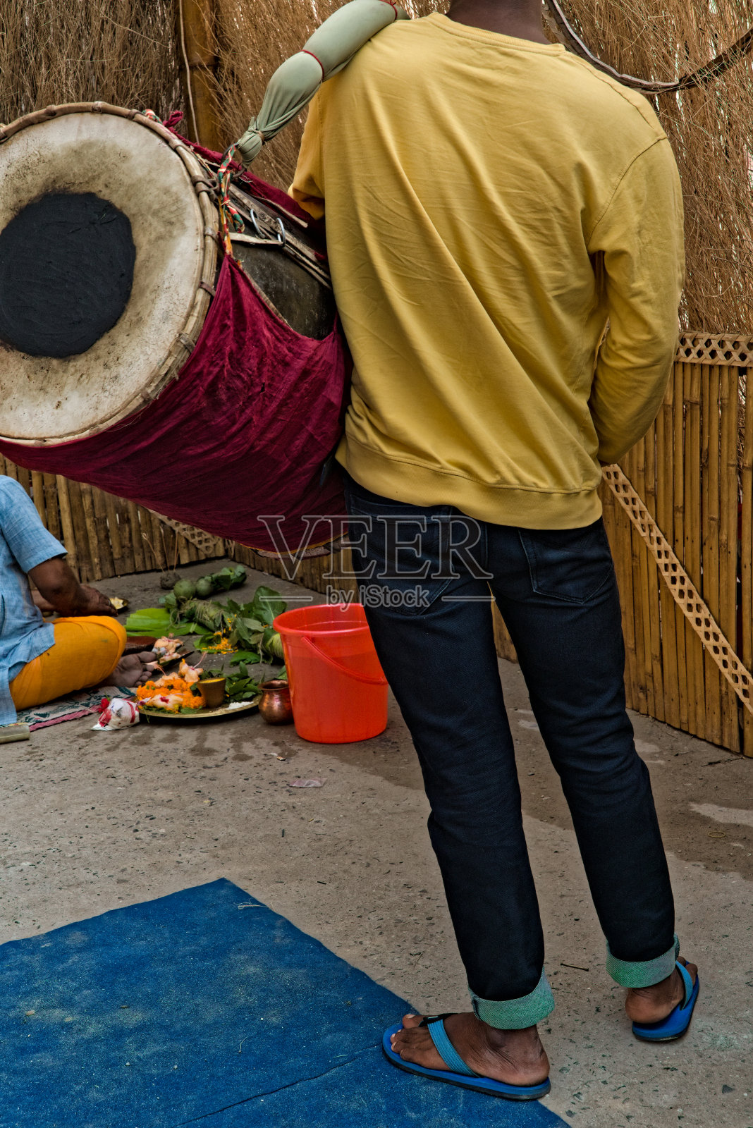 一位音乐家在印度杜尔加节上演奏hol的后视图照片摄影图片