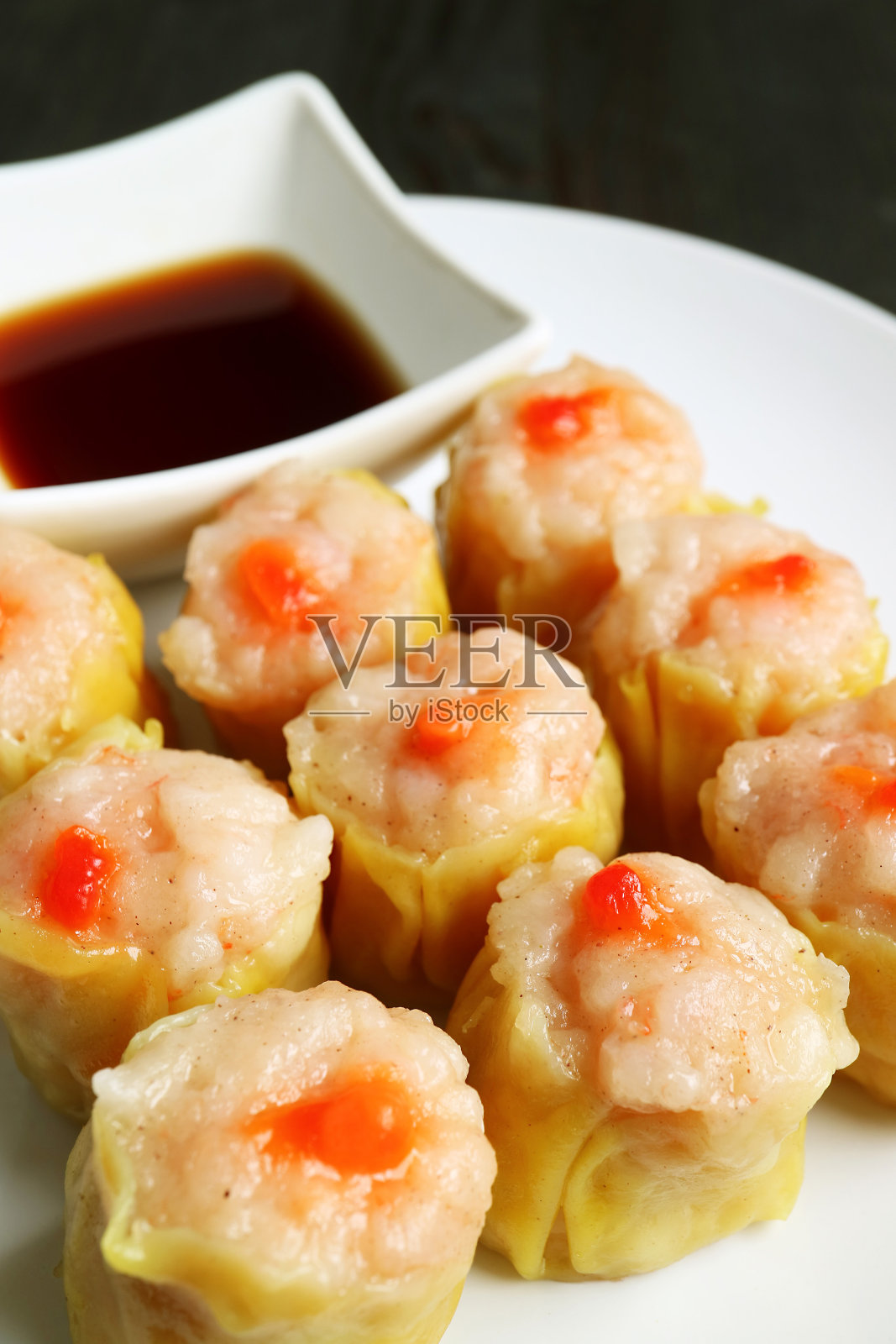 白盘子里的虾肉蒸饺特写照片摄影图片