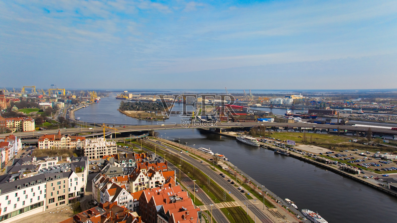 3月的一天，无人机拍摄的什切青的照片。照片摄影图片