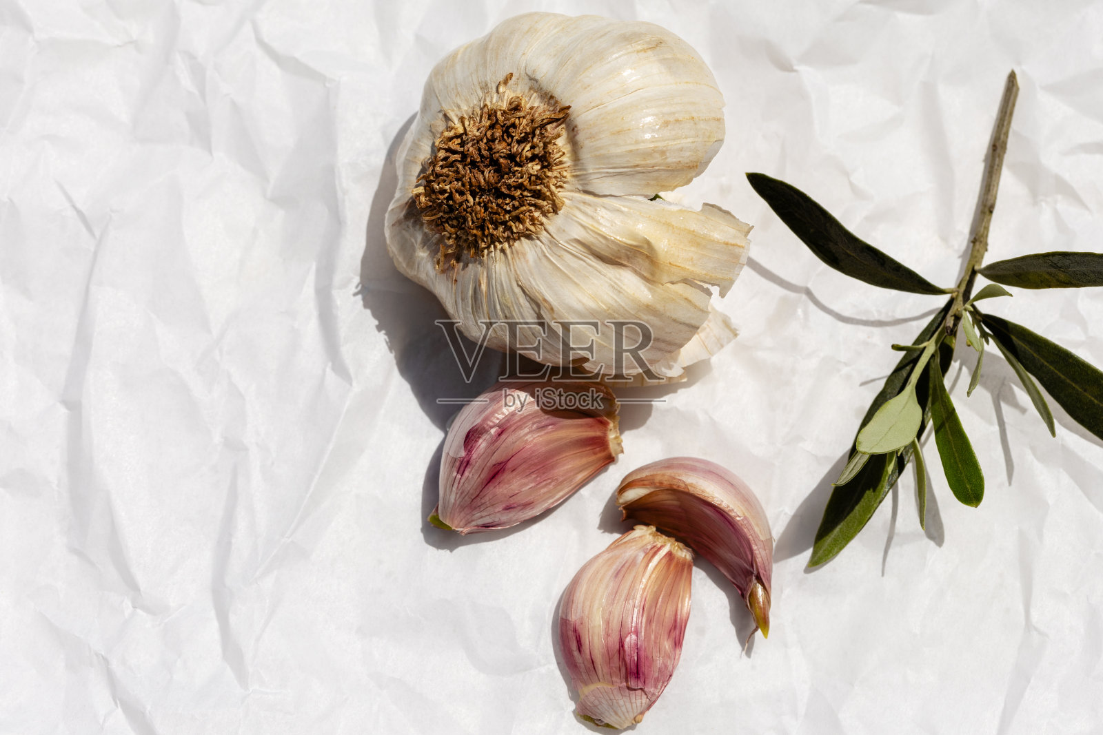 大蒜球茎和丁香在白色背景上，复制空间。照片摄影图片