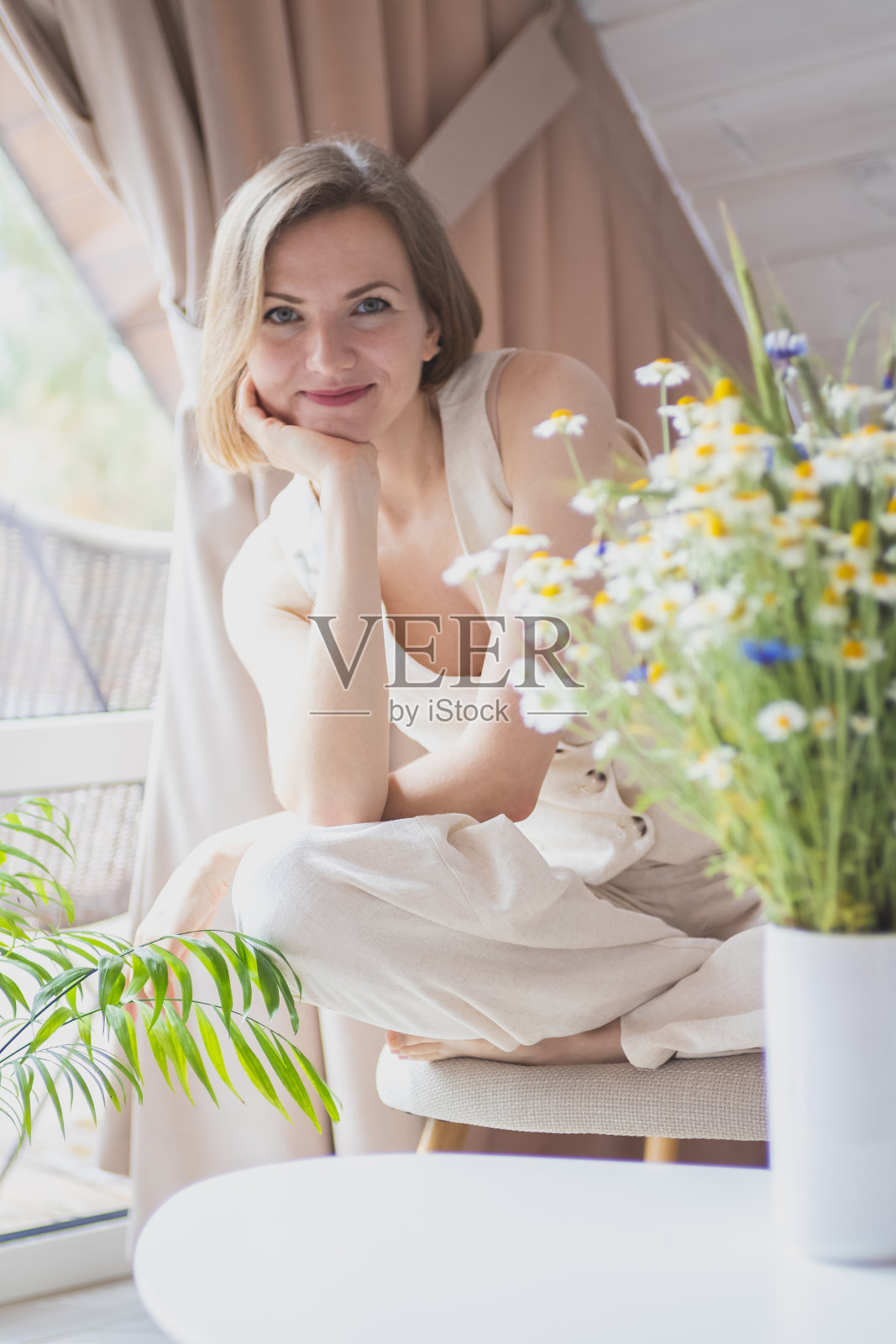 漂亮成功的女商人住在现代化装修的家里。商务教练，在线课程，营销销售培训师。博主或影响者概念。照片摄影图片