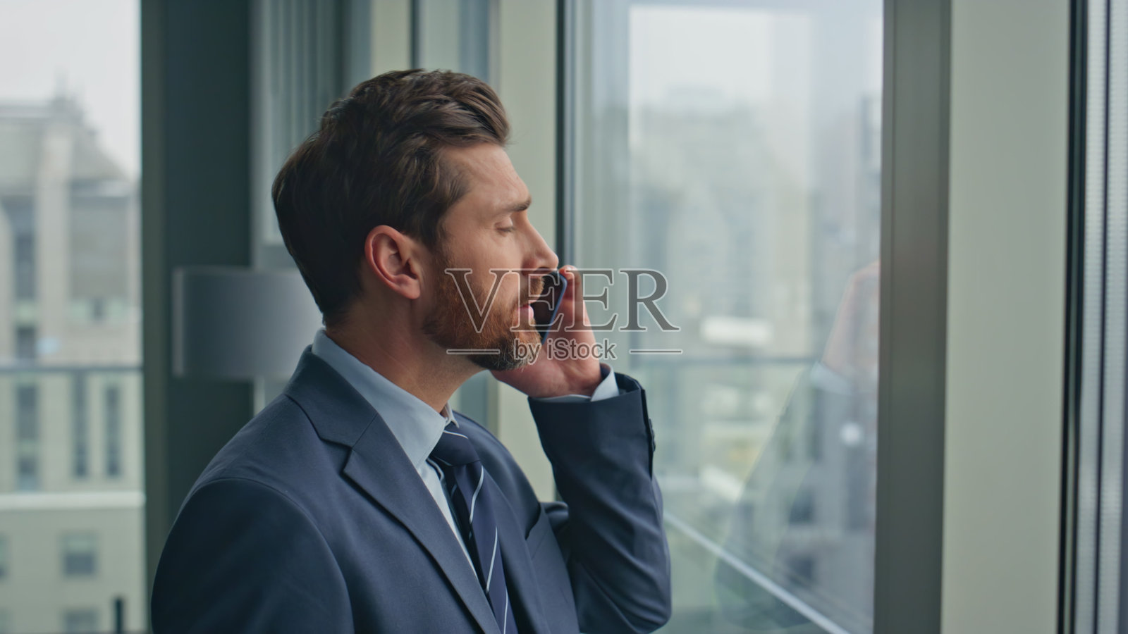 特写商人通话电话谈判站办公室全景窗口照片摄影图片