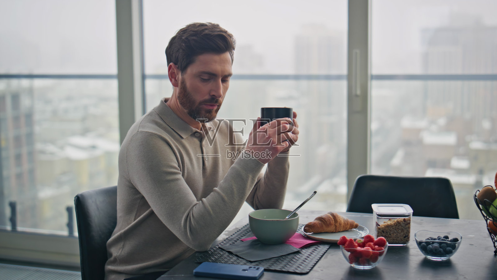 快乐的员工享受早餐收到通知在城市景观特写照片摄影图片