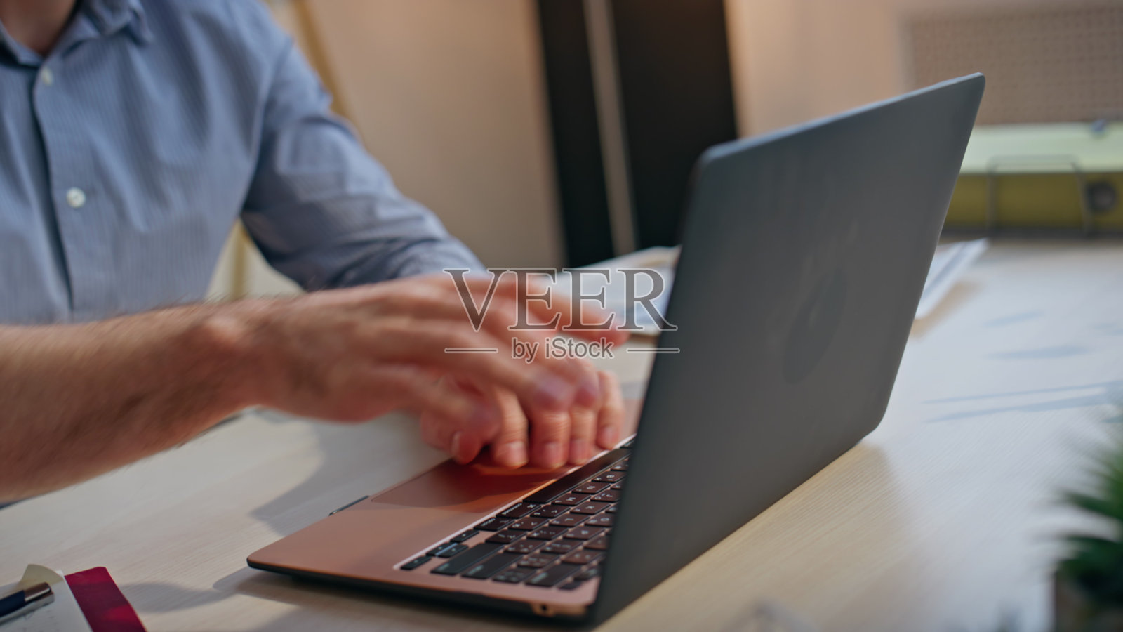 经理手指发短信，键盘关闭，电脑桌面特写。疲惫的人照片摄影图片