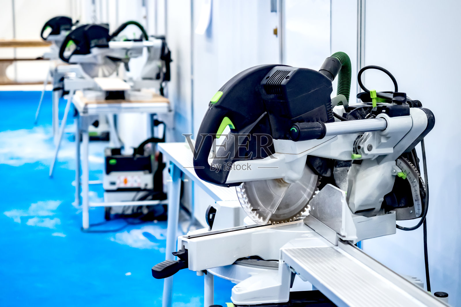 木工车间。圆锯用来锯木头。木匠服务。木材加工机械。定做家具。家具店。照片摄影图片