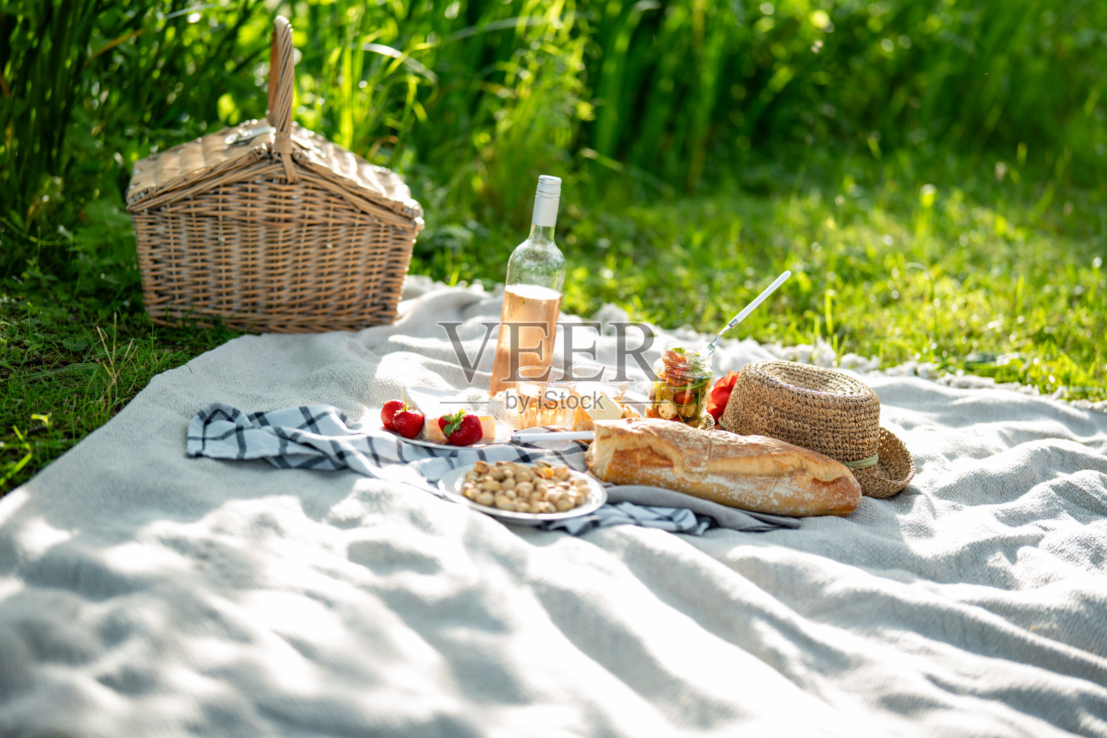 野餐，有新鲜美味的食物和美酒照片摄影图片