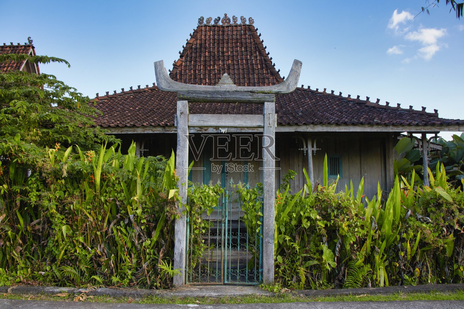 传统的巴厘岛房屋，以鸟居拱门作为庭院的入口。村建筑照片摄影图片