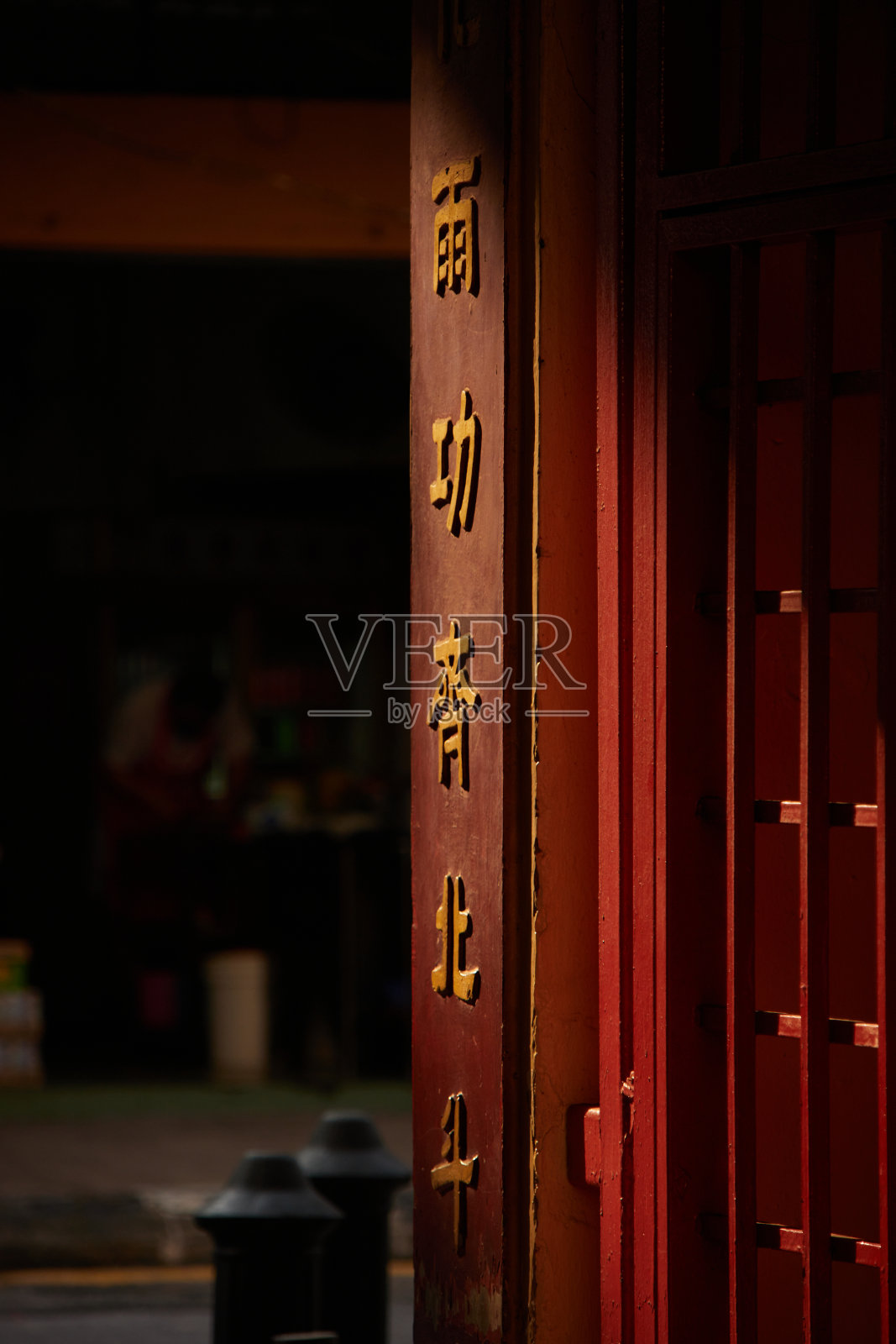 入口是一座红色的道观，装饰着金色的汉字铭文照片摄影图片