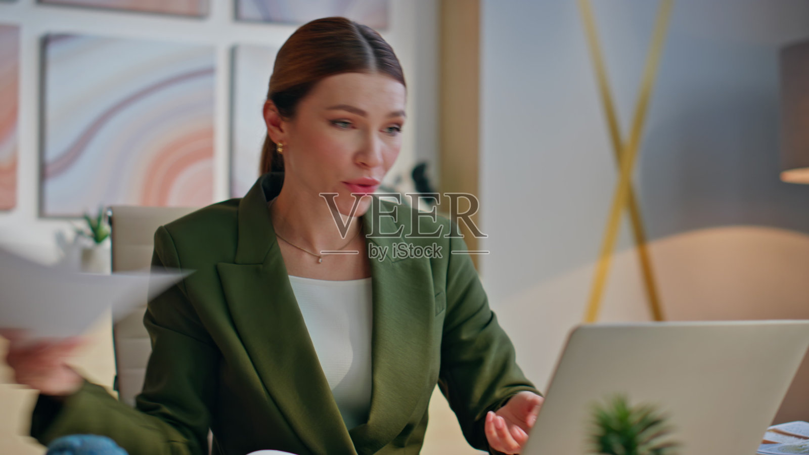 快乐的设计师谈话笔记本电脑有视频会议客户在办公室的特写照片摄影图片