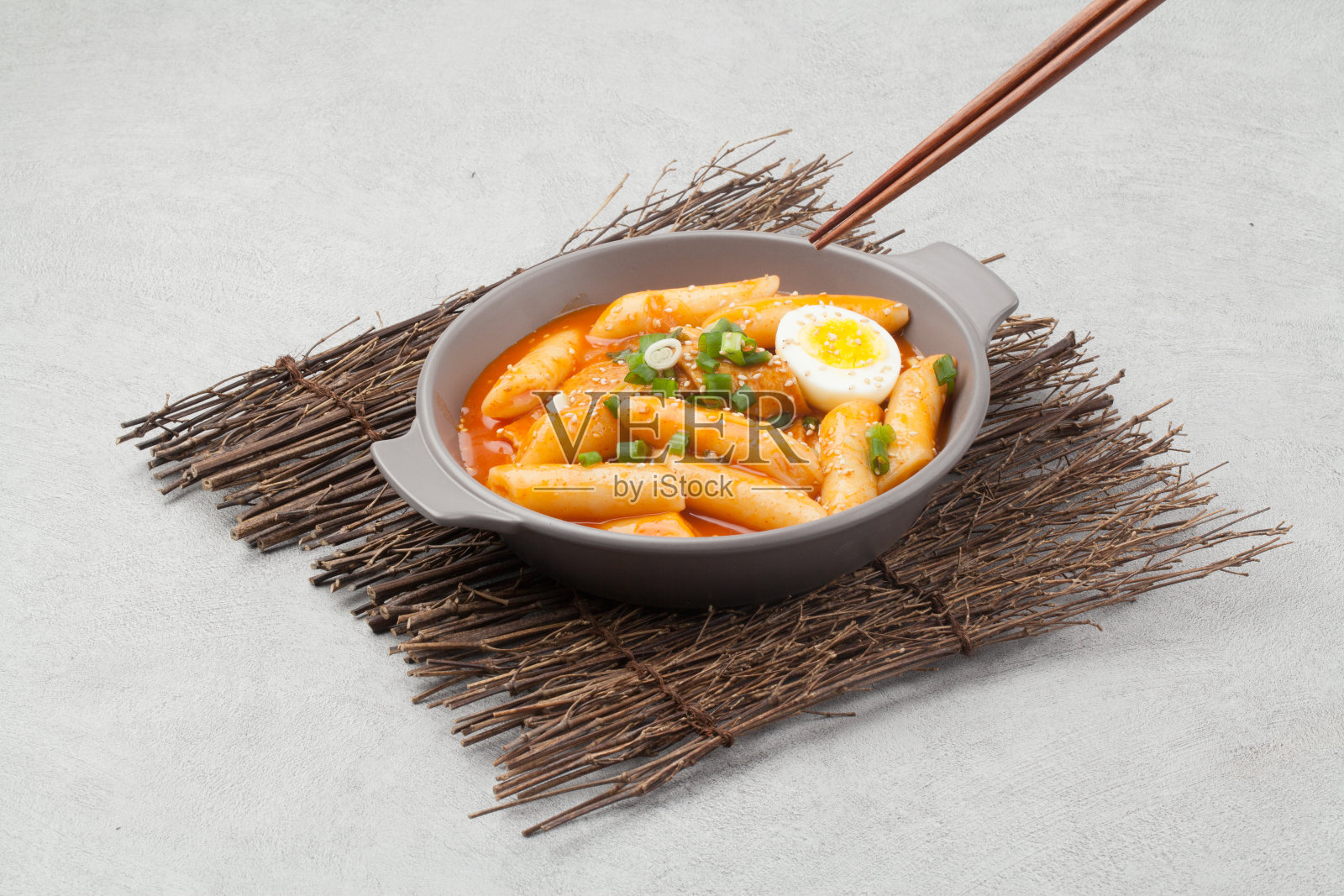 年糕是将年糕切成适当大小，加入各种蔬菜调味，然后翻炒而成的食物。照片摄影图片