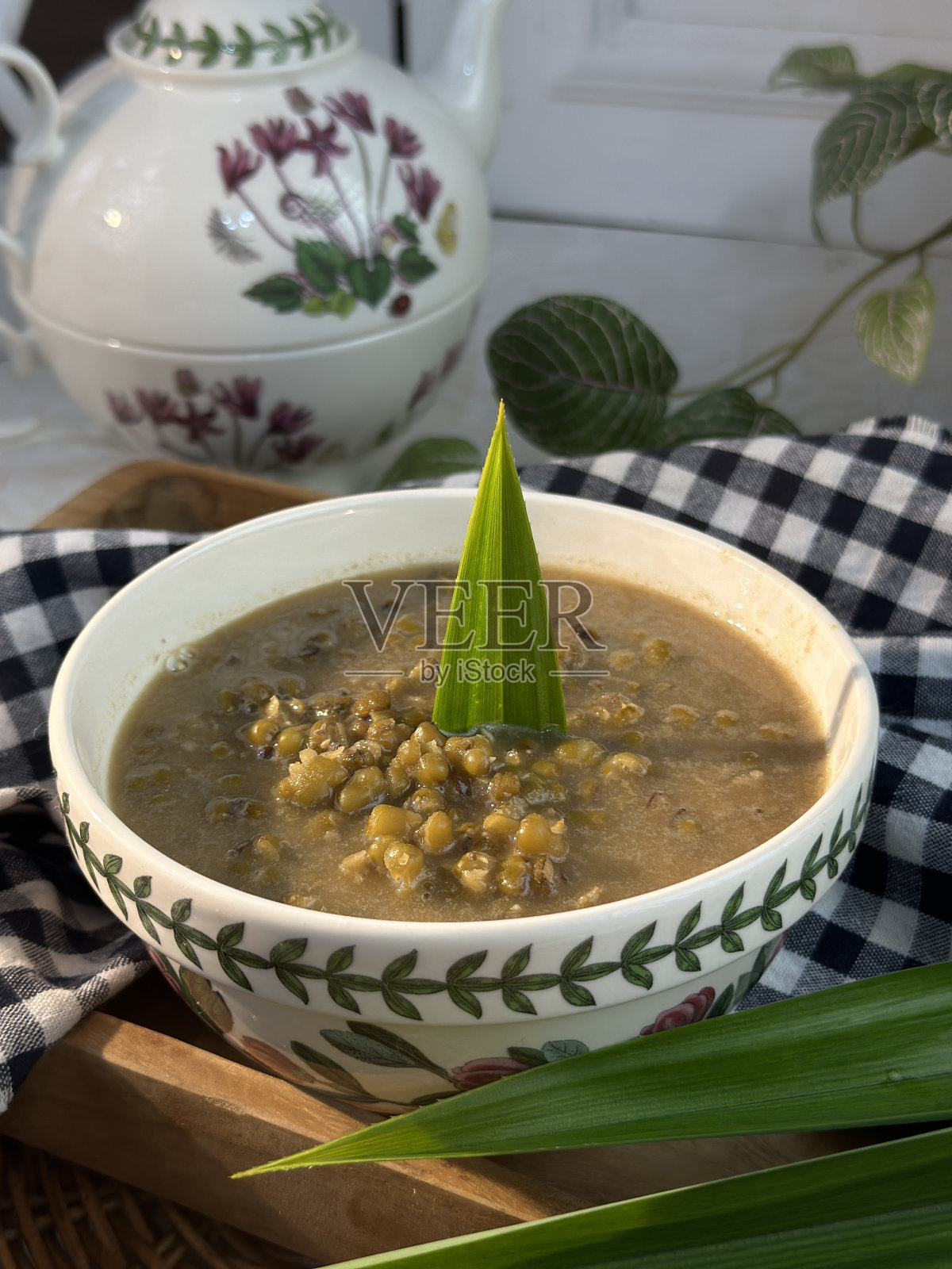 马来西亚和印度尼西亚的甜点或早餐(Bubur Kacang Hijau)由绿豆在椰奶和棕榈糖中煮熟，用香兰叶调味。照片摄影图片
