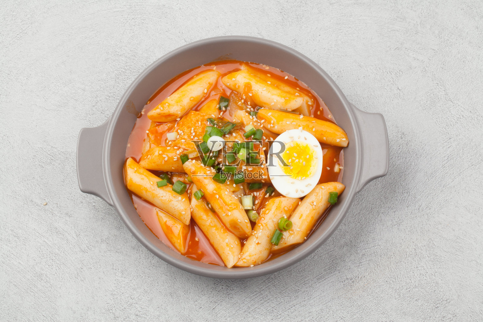 年糕是将年糕切成适当大小，加入各种蔬菜调味，然后翻炒而成的食物。照片摄影图片