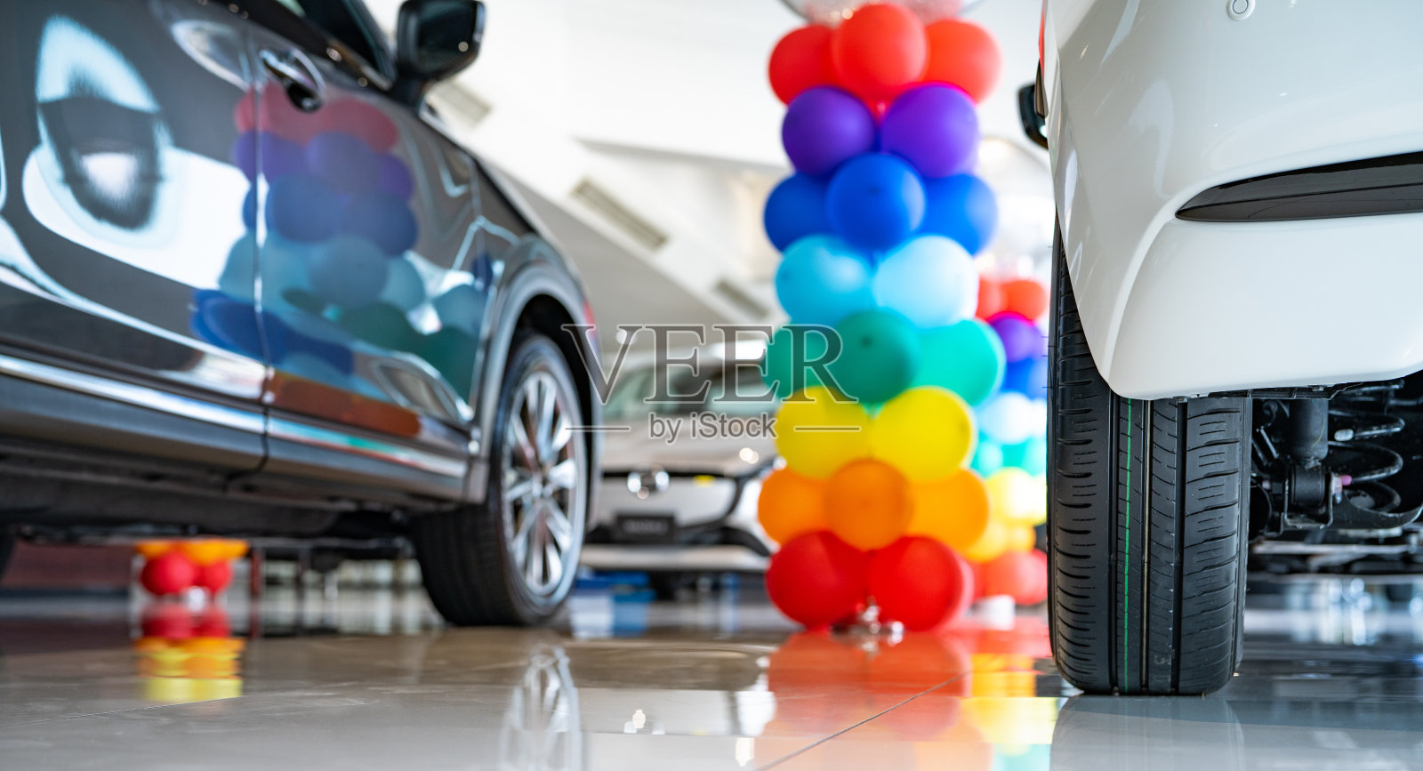 汽车停在豪华陈列室。汽车经销处。汽车展厅业务。新车停在现代陈列室里。汽车销售和租赁业务。汽车租赁和保险。电动汽车。照片摄影图片