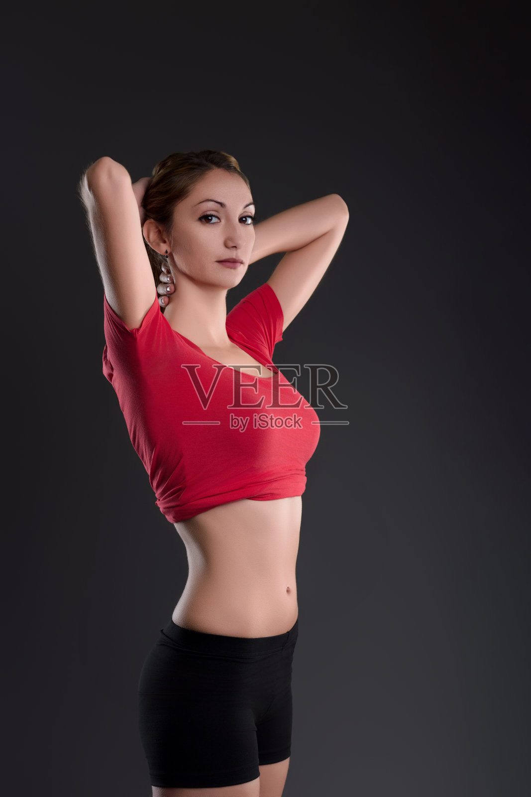 年轻女子摆姿势，展示她节食后的健美身材照片摄影图片