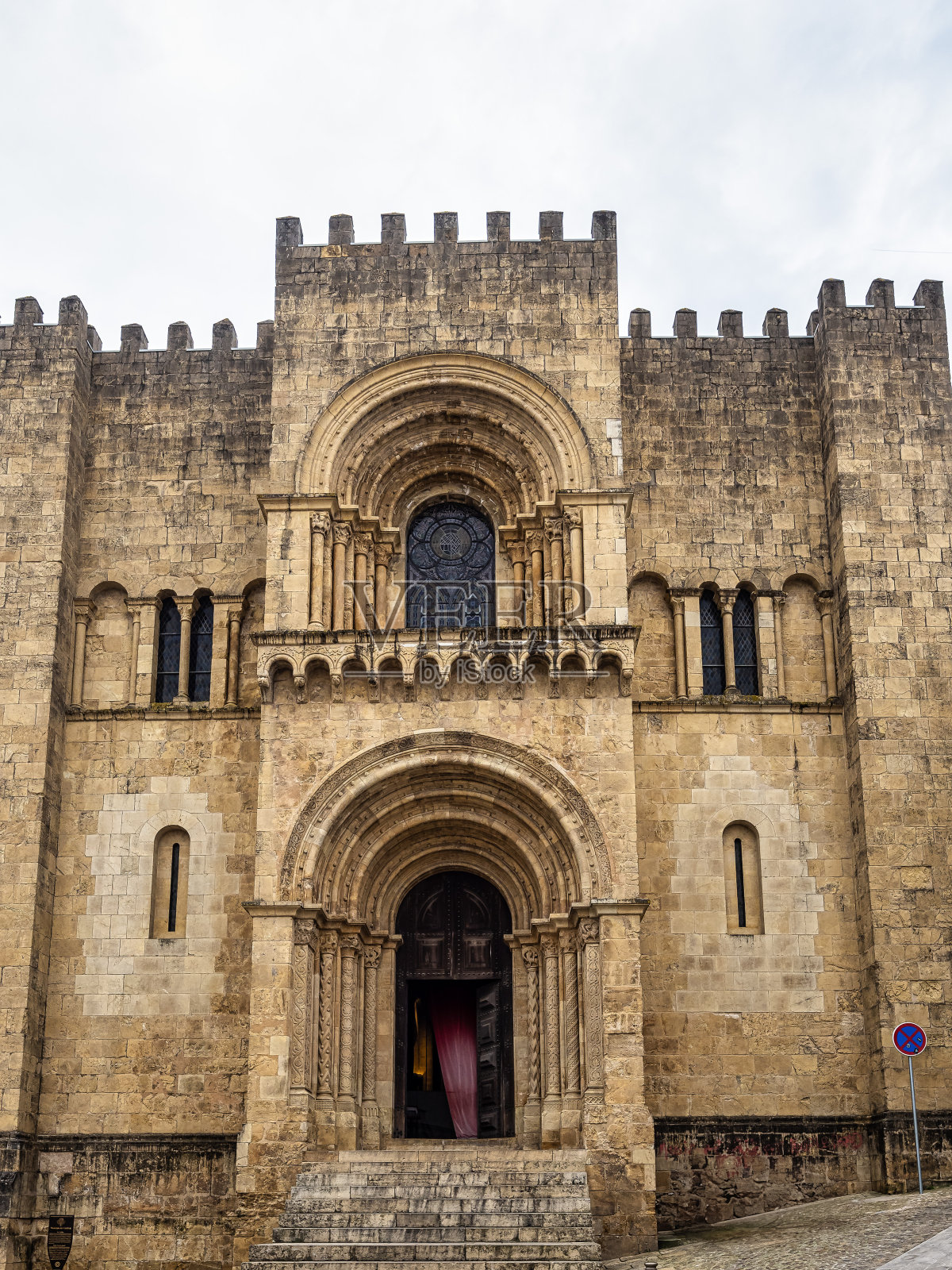 葡萄牙科英布拉大教堂的哥特式罗马式回廊照片摄影图片