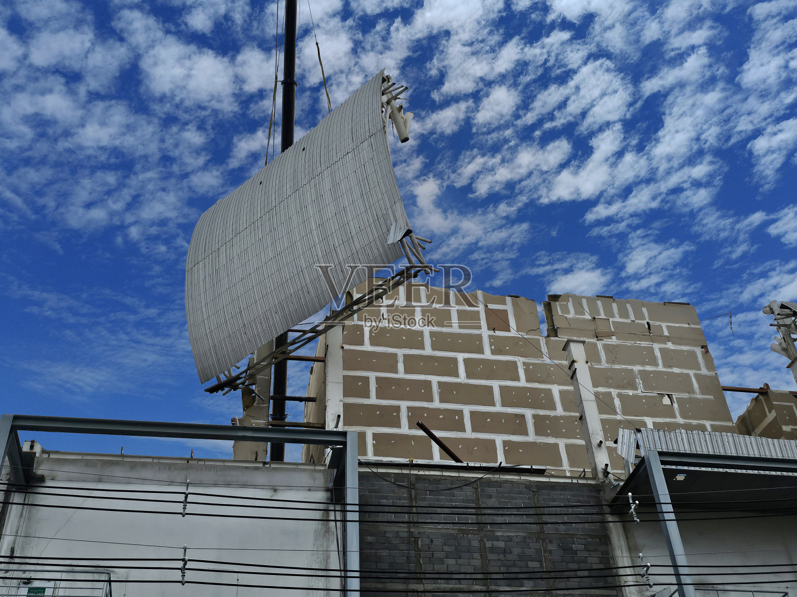 拆除大型建筑物的屋顶。建筑工地照片摄影图片