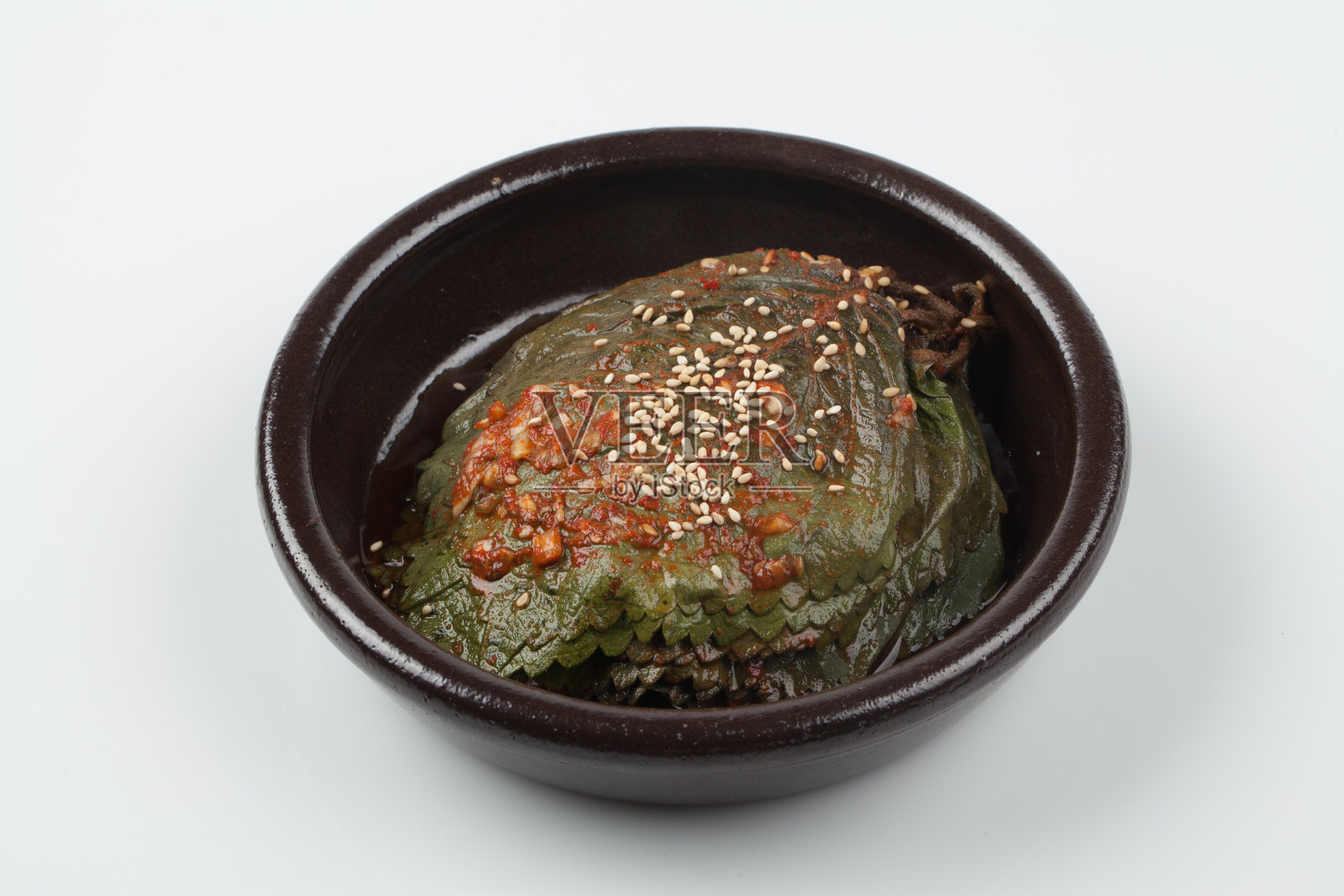 将紫苏叶加入盐水或大豆酱中制成的腌菜。照片摄影图片