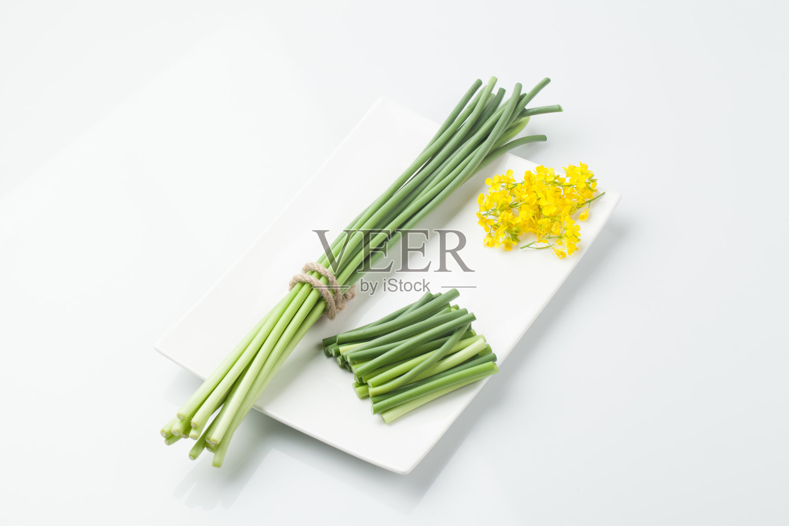 大蒜的花茎。照片摄影图片